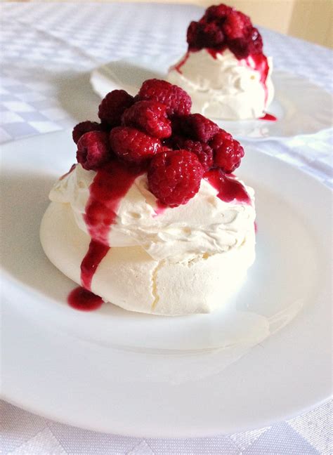 The Blonde Beauty Baker: Mini Raspberry Pavlova