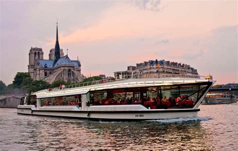 Bateaux-Mouches : 70 ans de saga sur la plus belle avenue du monde - Le Parisien