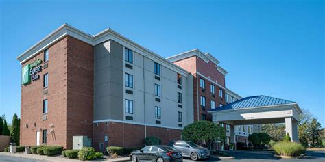 Columbus Airport Hotel | Holiday Inn Express & Suites Columbus Airport