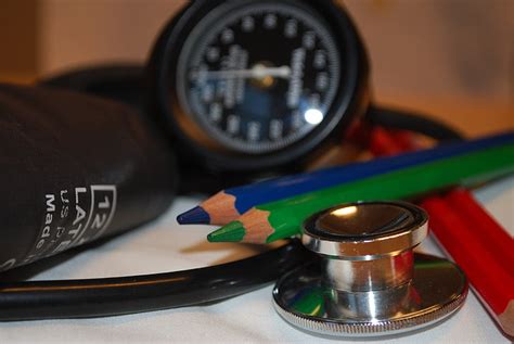 Free photo: care, blood pressure, medicine, stethoscope, pens, red, green | Hippopx