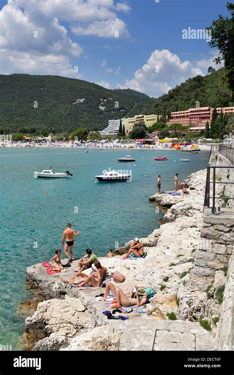 Rabac, Croatia, bathers on the beach in Rabac Stock Photo: 60518711 - Alamy