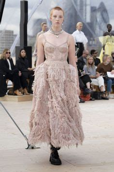 Alexander McQueen Spring 2022 Ready-to-Wear Collection | Vogue | Fashion show, Fashion, Mcqueen ...