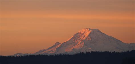 Mount Rainier at sunrise : r/Washington