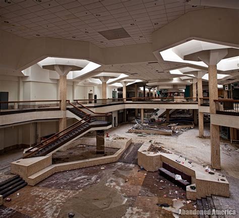 Photos of an Abandoned & Decaying Ohio Mall, Once the World’s Largest