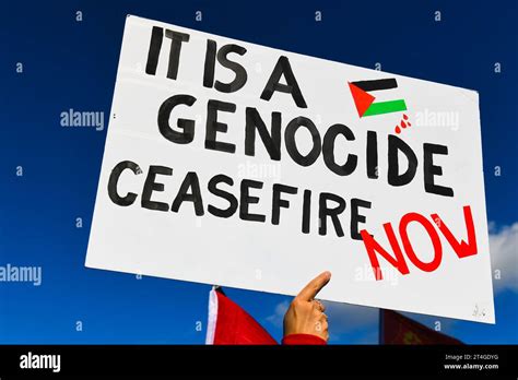 Ceasefire now placard hi-res stock photography and images - Alamy