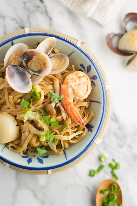 This Chinese seafood ee-fu noodles is loaded with clams, prawns (shrimps), scallops and ...