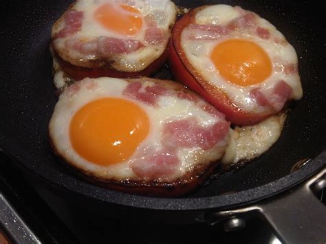 Paleo Foodie: Eggs in pepper rings with bacon