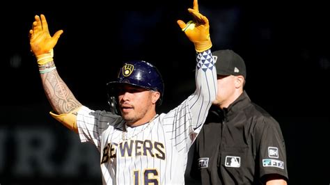 Mariners acquire Brewers' Kolten Wong | king5.com