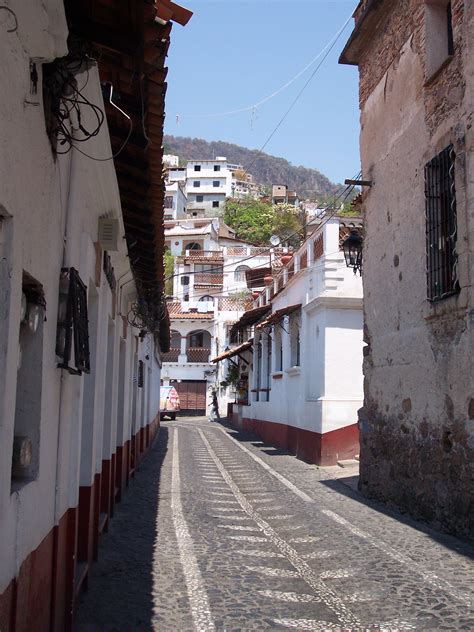 File:Calle típica Taxco de Alarcón-Guerrero-Mexico.jpg - Wikimedia Commons