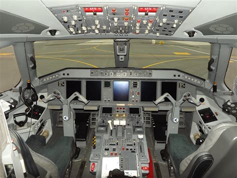 Embraer E170 Cockpit | Air Lituanica first visit in base Emb… | Flickr