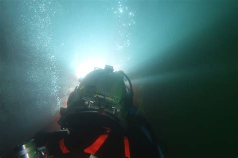 Underwater ship hull cleaning - FN Diving