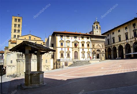 Piazza Grande in Arezzo, Tuscany, Italy — Stock Photo © guidonardacci #26837461