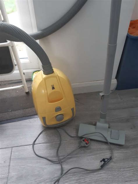 FreelyWheely: Argos Basic Bagless Vacuum Cleaner