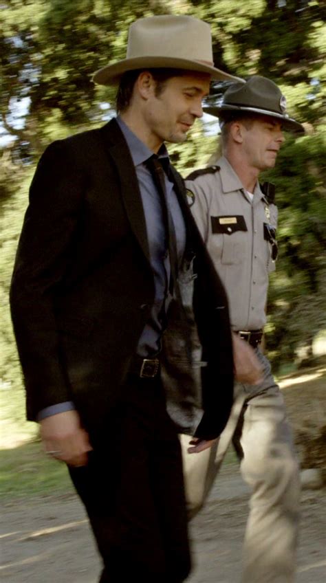 Timothy Olyphant as Raylan Givens in Justified Season 2 Episode 1 -The ...