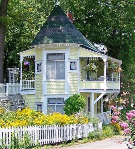 Travel Destination: Eureka Springs, AR | Victorian homes, Tiny cottage ...