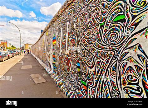 Berliner mauer graffiti hi-res stock photography and images - Alamy