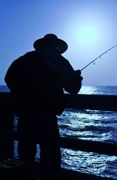 Port_Hueneme_2010_Fisherman - Pier Fishing in California