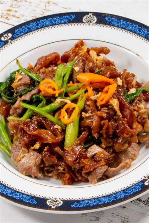 Authentic Pad See Ew - Stir Fried Noodles In Dark Soy Sauce