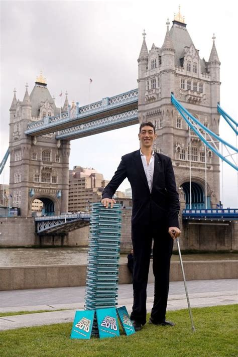 New tallest man in the world (26 pics + 1 video) - Izismile.com