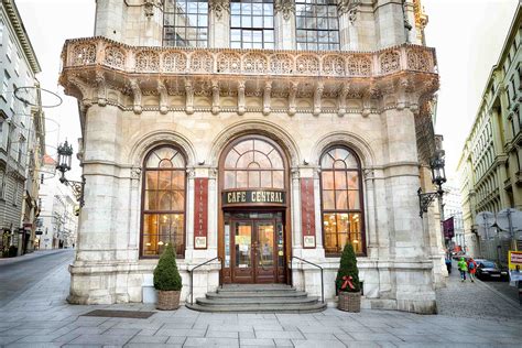 The Viennese cafés that force you to talk with strangers | Adventure.com