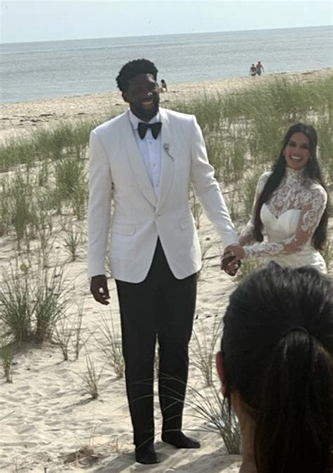 La estrella de la NBA Joel Embiid, la modelo de traje de baño SI se casan en la boda de Hamptons ...