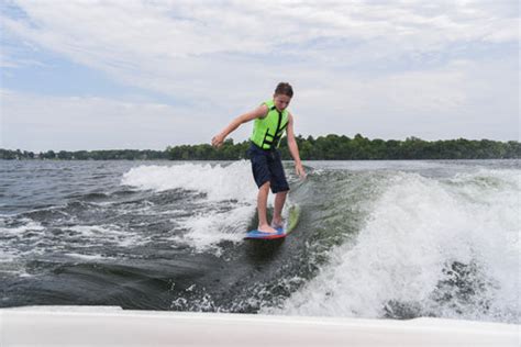 Tips and Tricks to Learn How to Wakesurf – MISSION