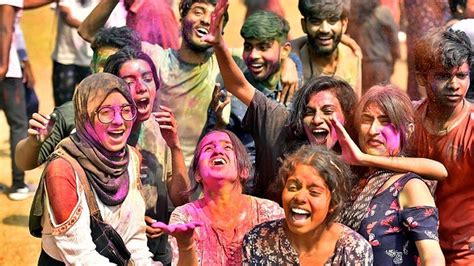 Holi 2022: India celebrates festival of colours as Covid cases dip - BBC News