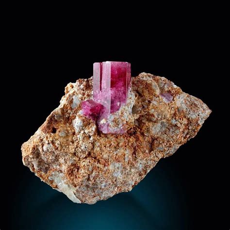 Red Beryl | #Geology #GeologyPage #Mineral Localit | Камни, Кристаллы, Драгоценные камни