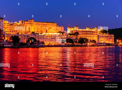 Sunset view at Lake Pichola from Ambrai Ghat at Udaipur, Rajasthan ...