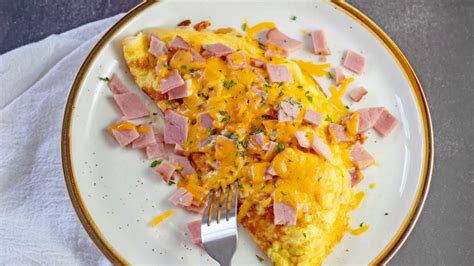 Ham & Cheese Omelet: Delicious & Hearty Breakfast Recipe