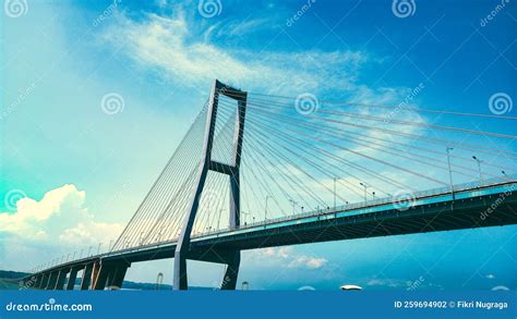 Jembatan Suramadu Indonesia Stock Photo - Image of reflection, skyline: 259694902