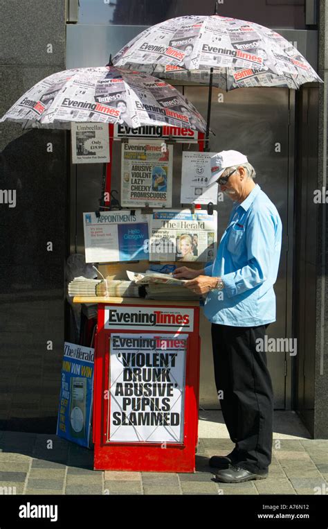 Scotland, Glasgow, Sauchiehall Street. Evening Times newspaper street ...