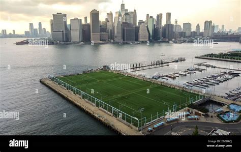 Soccer field, Brooklyn Bridge Park Pier 5, Brooklyn, NY, USA Stock Photo - Alamy