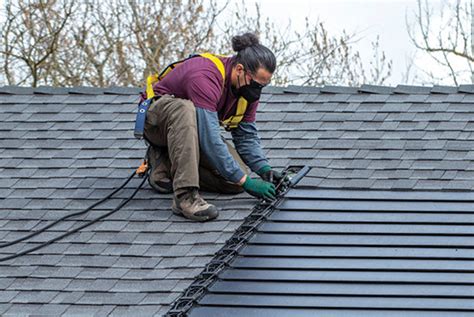 Roofers rolling out nailable Timberline Solar energy shingles | Plastics News