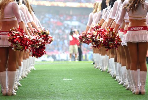 NFL World Reacts To The Chiefs Cheerleader Photo - The Spun