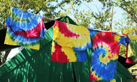 How to Tie Dye a Shirt With Food Coloring