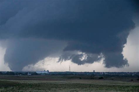 Why Does the Sky Turn Green Before a Tornado?