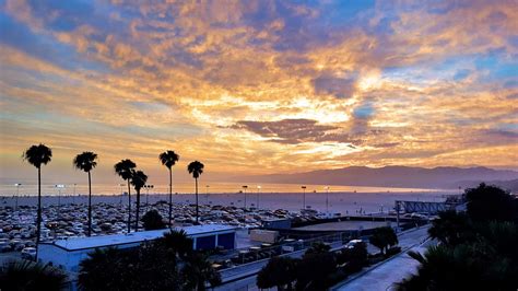 Watching the sunset at the Santa Monica Pier - Sightseeing Scientist