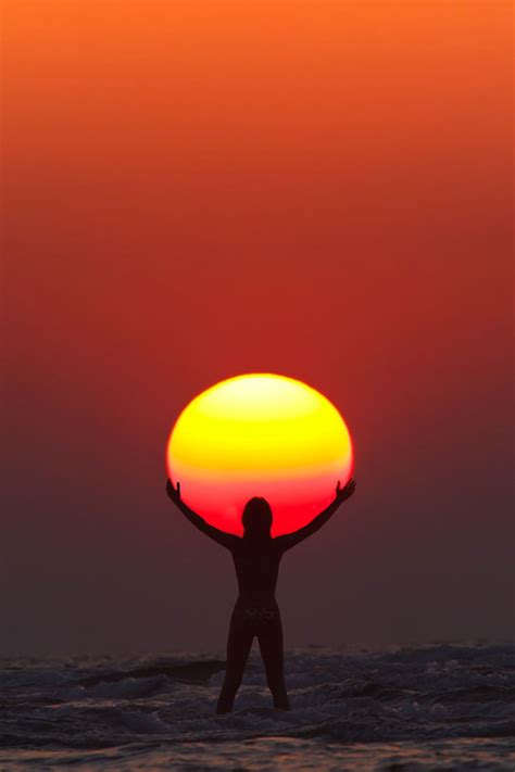 Awesome Perfectly Timed Sun Photography