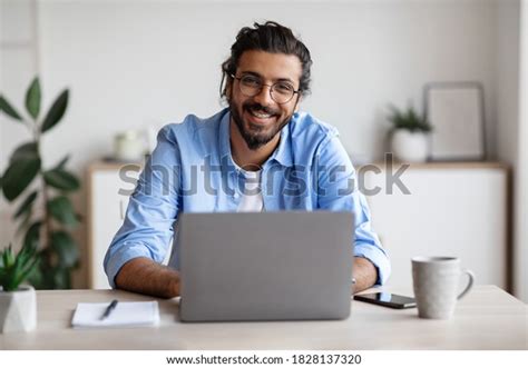 520,159 Happy People Desk Images, Stock Photos & Vectors | Shutterstock