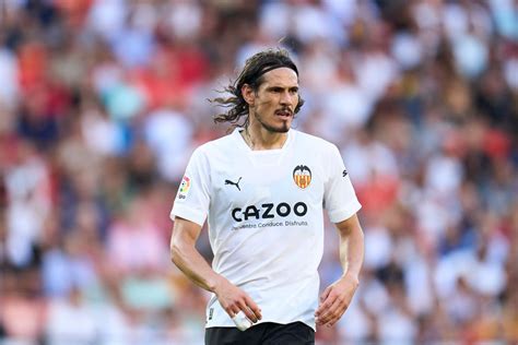 Former Manchester United striker Edinson Cavani makes Valencia debut