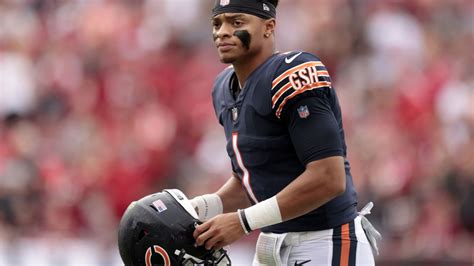 Adorable Bears fan tells Justin Fields ‘I even got a headband on!’