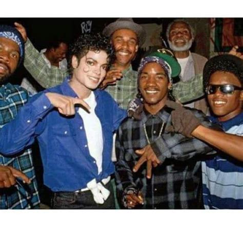 That time Michael Jackson threw a crip sign with real crips on the set of a video - 9GAG