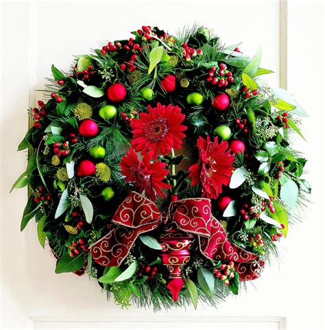 Fresh flowers wreath Christmas Mantels, Christmas Photos, Christmas Holidays, Christmas Crafts ...