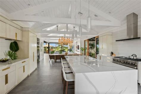 This amazing Hawaii beach house is designed for indoor outdoor living