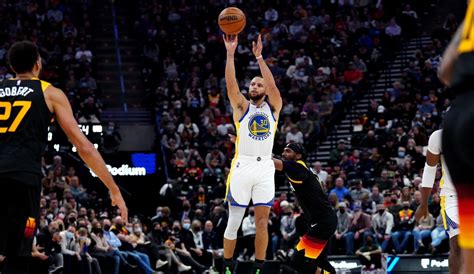 Stephen Curry breaks own record with 3-pointer in 158th straight game | NBA.com