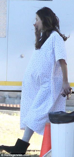 'Pregnant' Kate Beckinsale smokes on The Widow set | Daily Mail Online