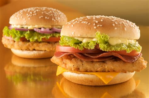 Hamburguesa de Pollo Empanizado con Tocino