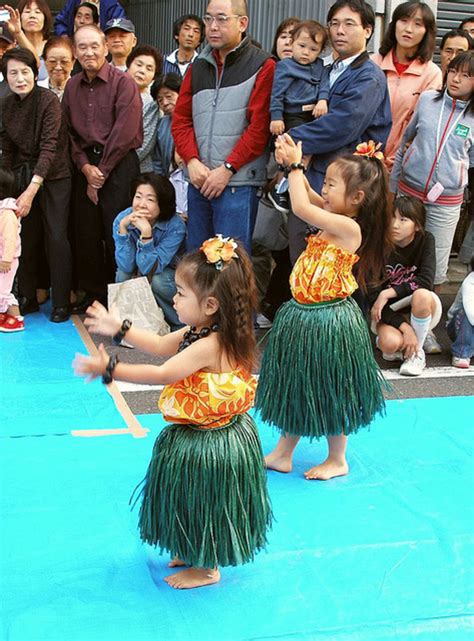 How to Dance Hula: Basic Hula Dancing Techniques - HobbyLark