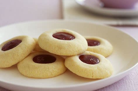 Shortbread cookies with strawberry jam filling | Tesco Real Food